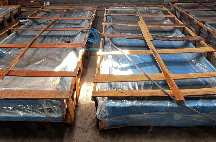 Pintu Air yang telah dipacking dengan Palet Kayu dan Plastik